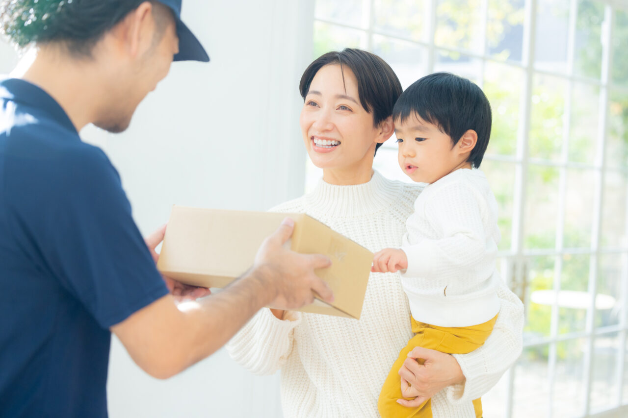 宅配_笑顔で受け取り家族